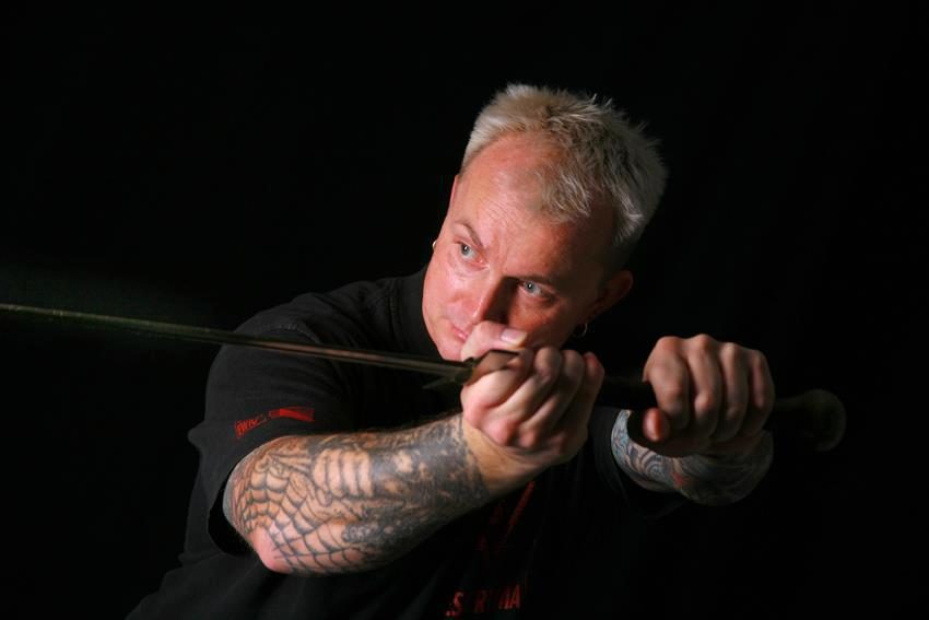 Sifu Toni Schmidt mit Escrima-Schwert – Zentrum für Selbstverteidigung Ludwigshafen