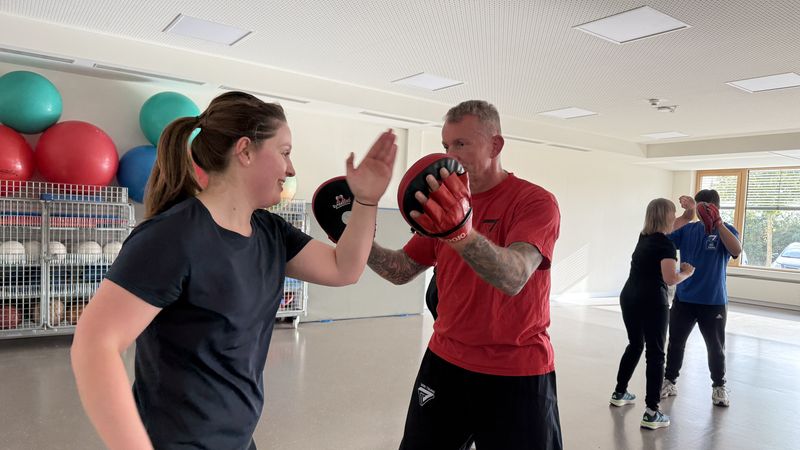 Mitarbeiterin der BG Klinik Ludwigshafen beim Pratzentraining im Firmenkurs