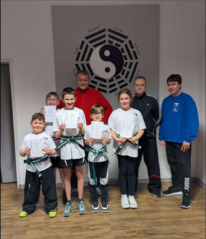 Trainer und Kinder beim Wing Tsun Training im Zentrum für Selbstverteidigung Ludwigshafen – Kinderkurs Gruppenbild