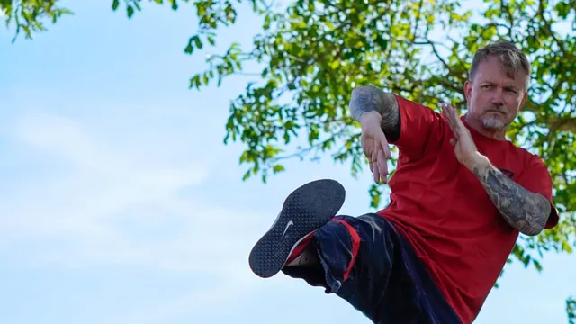 Sifu Toni Schmidt bei einer Tai Chi Form im Freien