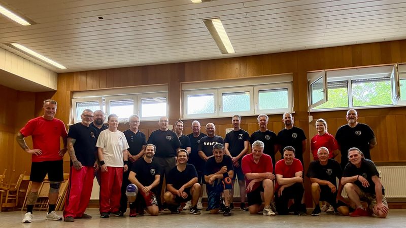 Gruppenbild der Teilnehmer des Lehrgangs Wing Tsun trifft Open Mind Combat in Ludwigshafen