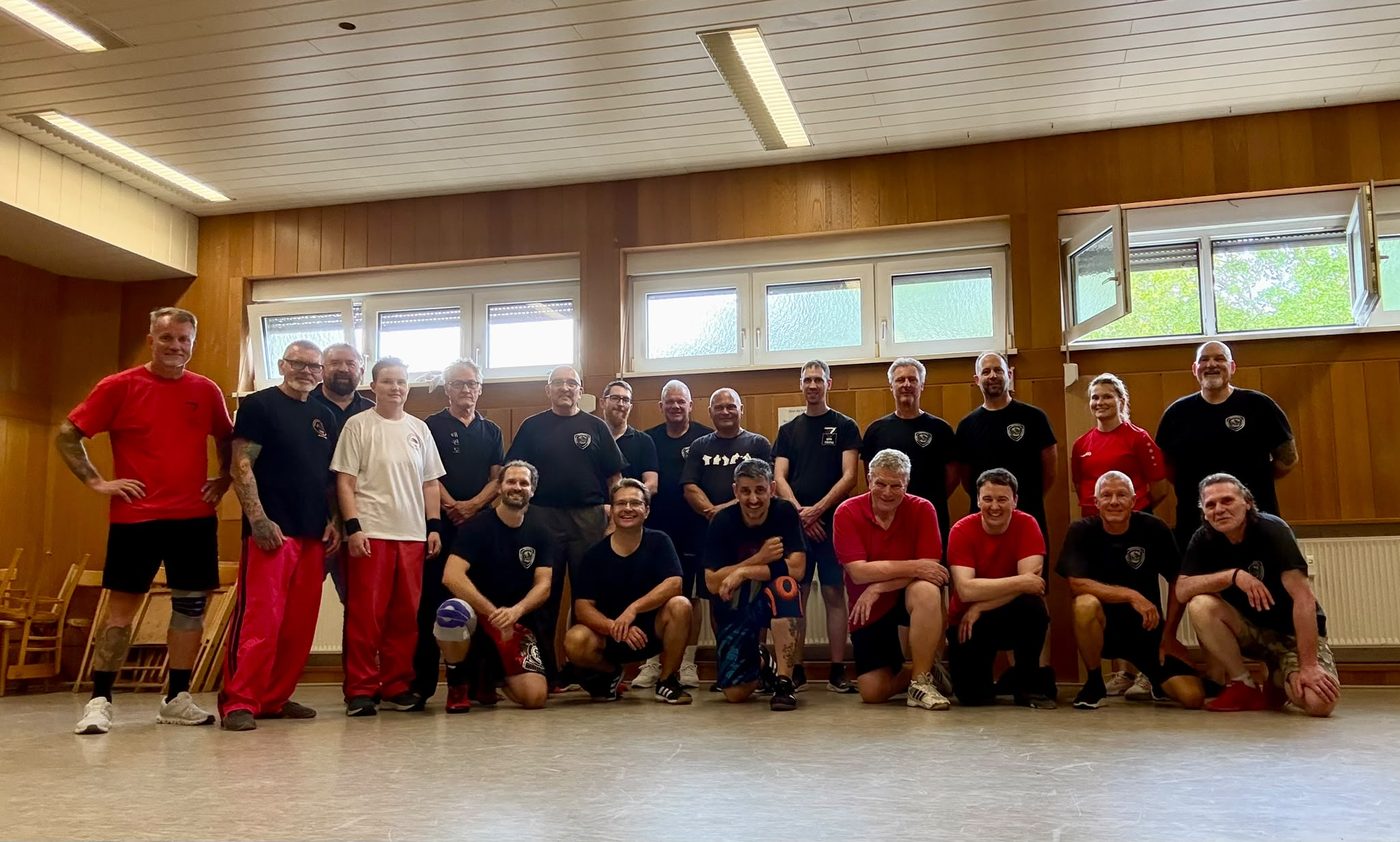 Gruppenbild aller Teilnehmer des Lehrgangs Wing Tsun trifft Open Mind Combat am 15. August 2026 in Ludwigshafen